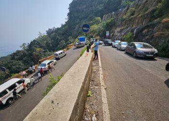 माथेरानच्या वाहतूक कोंडीने पर्यटक संतप्त