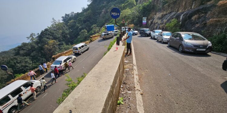 माथेरानच्या वाहतूक कोंडीने पर्यटक संतप्त