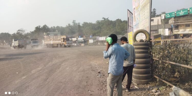 खांब, वाकण नाक्यावर बस थांबा शेड नसल्याने प्रवाशांचे हाल