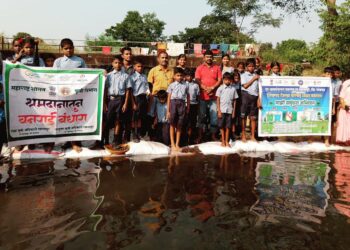 श्रमदानातून विद्यार्थ्यांनी बांधले बंधारे