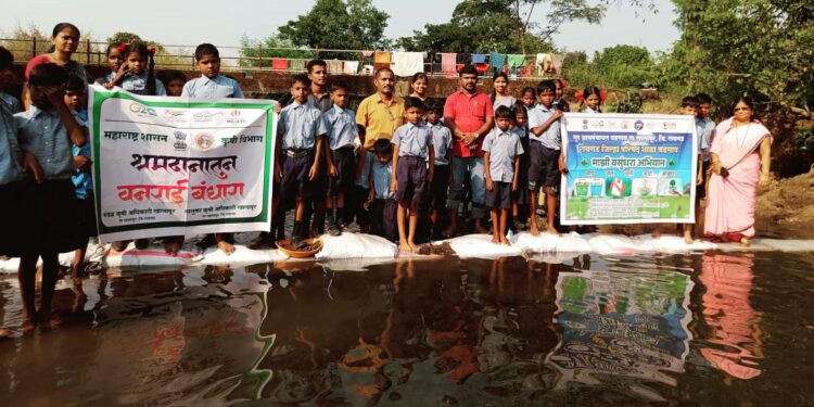 श्रमदानातून विद्यार्थ्यांनी बांधले बंधारे