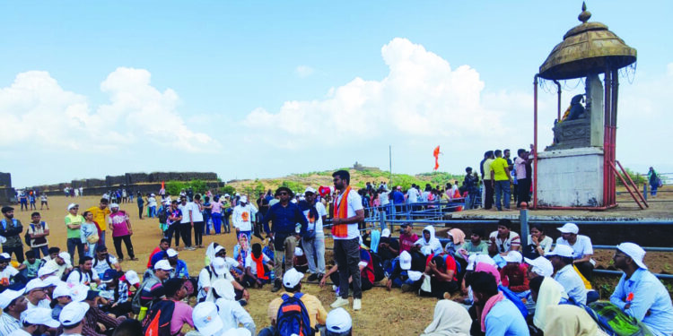 कर्जत शहरातील एक हजार नागरिकांचे किल्ले रायगड दर्शन