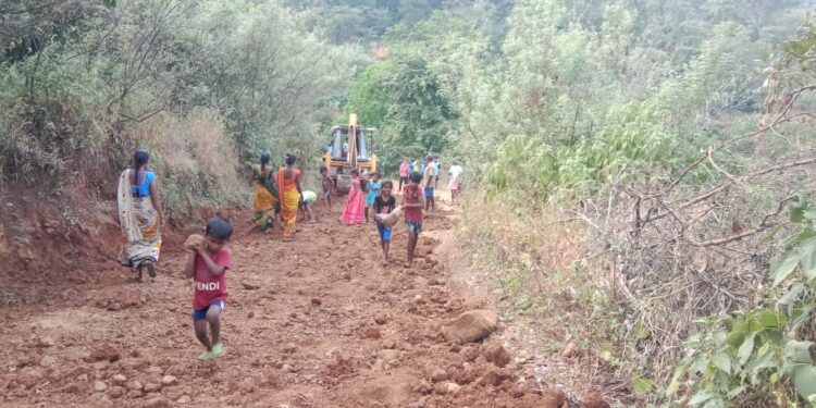 आदिवासींचे रस्त्यासाठी श्रमदान