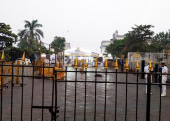 गेट वेवरील कार्यक्रमाचा प्रवाशांना मन:स्ताप