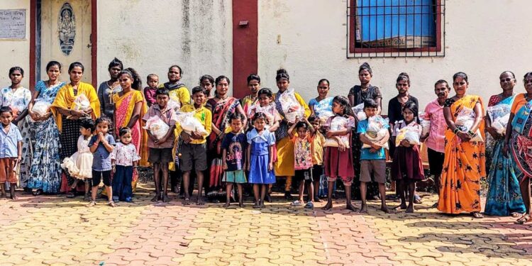 आदिवासी बांधवांना अन्नधान्याचे वाटप