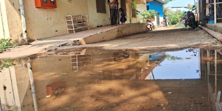 जिल्हा रुग्णालयाच्या परिसरात दुर्गंधी