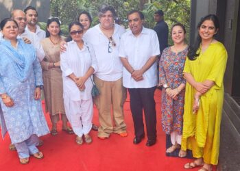 उद्योगपती मुकेश अंबानी वंजारपाडा कालिका माता मंदिरात नतमस्तक