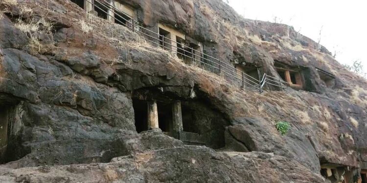 गांधारपाले लेण्यांवर पर्यटकांची गर्दी