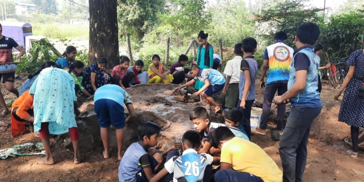 बाळगोपाळ रमले किल्ले बनविण्यात