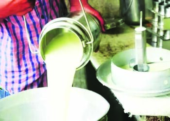 दुधाच्या दरात घसरण