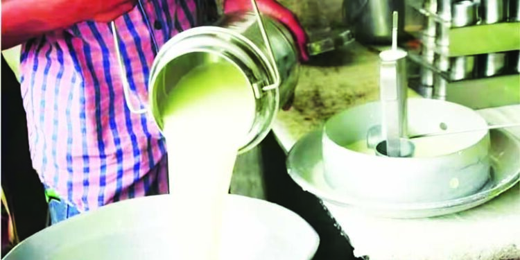 दुधाच्या दरात घसरण