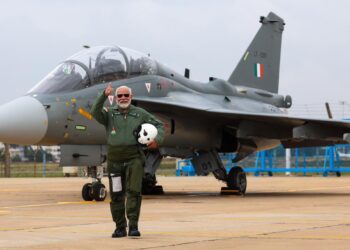 मोदी बनले ‘तेजस’चे पायलट