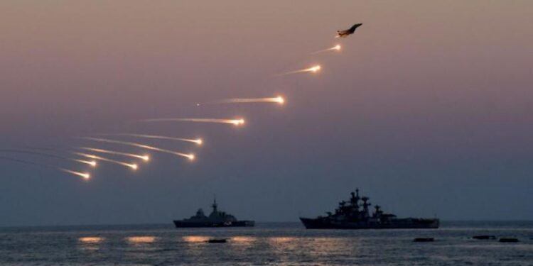 तारकर्लीत नौदलाची चित्तथरारक प्रात्यक्षिक