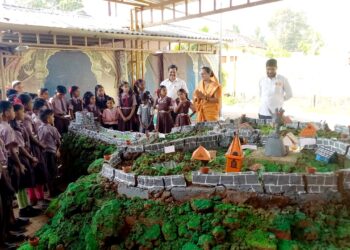 प्रतापगडाची प्रतिकृती पाहण्यासाठी गर्दी