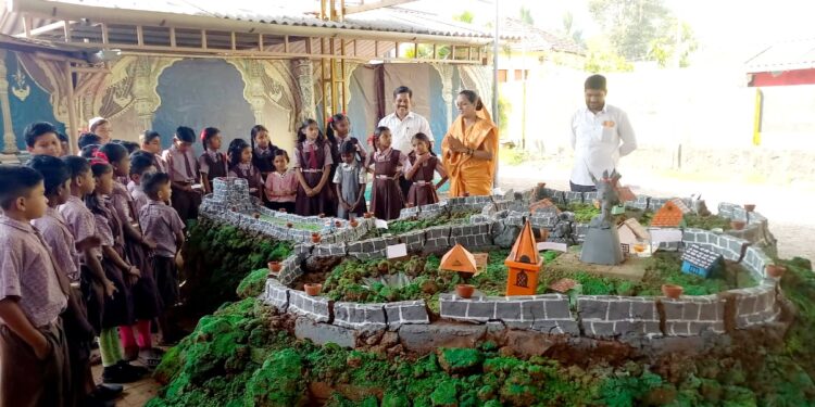 प्रतापगडाची प्रतिकृती पाहण्यासाठी गर्दी