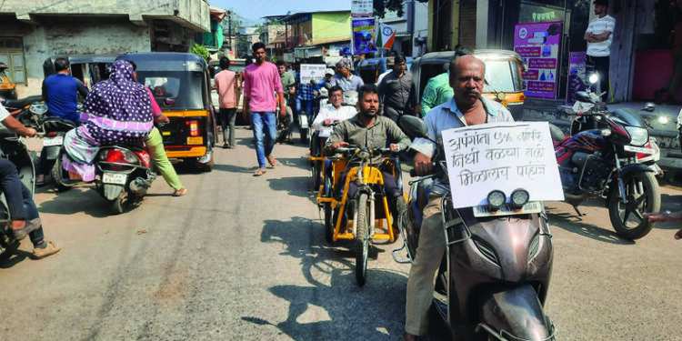 दिव्यांगांचा नेरळ ग्रामपंचायतीवर मोर्चा