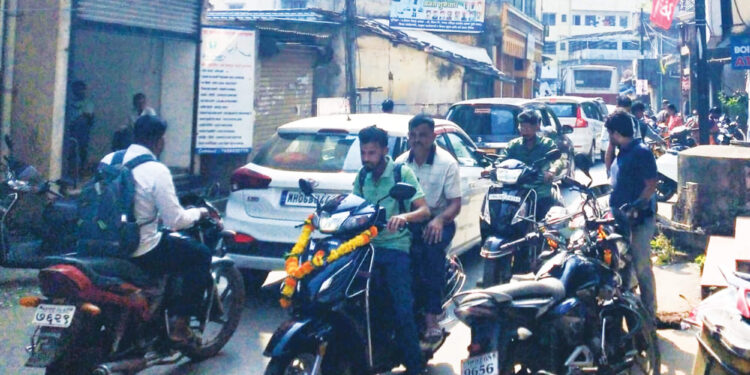 दिवाळी सुट्यांमुळे पालीमध्ये वाहतुक कोंडी