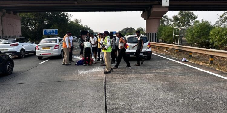 कार अपघातात पादचारी महिला जखमी