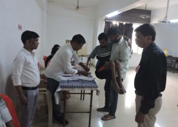 पनवेलमधील देवद निवडणुक केंद्रावर दिव्यांगांचे हाल