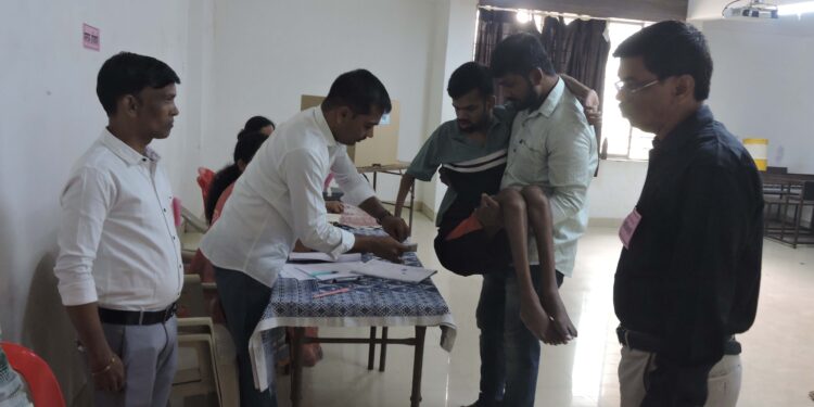 पनवेलमधील देवद निवडणुक केंद्रावर दिव्यांगांचे हाल