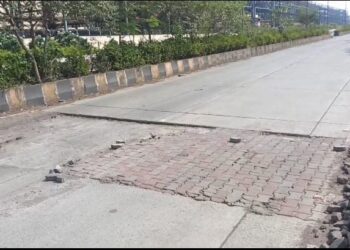 खड्डे भरण्यासाठी वापरले पेव्हर ब्लॉक