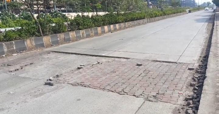 खड्डे भरण्यासाठी वापरले पेव्हर ब्लॉक