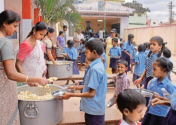 दोन विद्यार्थ्यांना वाटून द्यावे लागले अर्धे-अर्धे अंडे