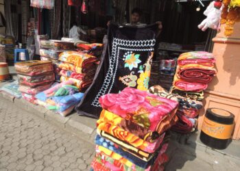 स्वेटर विक्रेते शहरात दाखल