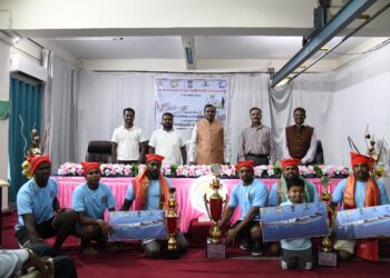 पारंपरिक बोट स्पर्धेत मत्स्य निरिक्षणी प्रथम