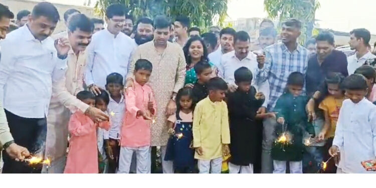 इर्शाळवाडीच्या चिमुकल्यांसोबत दिवाळी साजरी