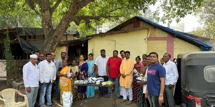 गोरगरिबांना दिवाळी साहित्य वाटप