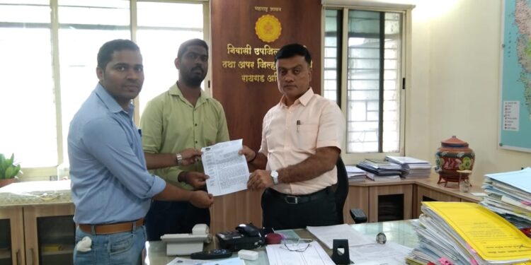 संगणक शिक्षकांचे जिल्हाधिकाऱ्यांना निवेदन