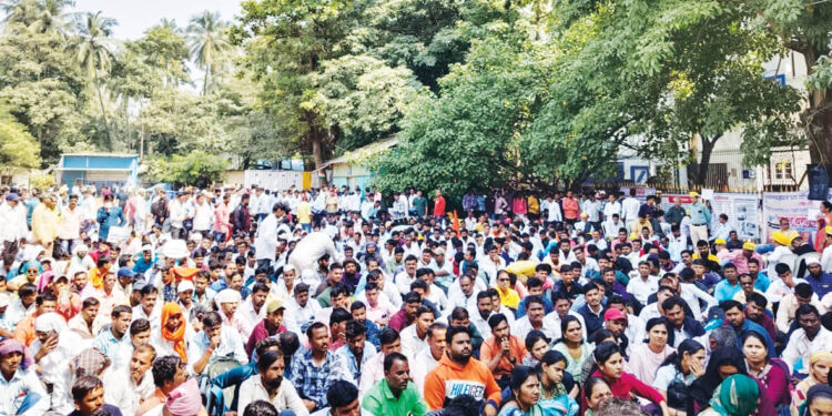 वीज कंत्राटी कामगारांचा मंत्रालयावर मोर्चा