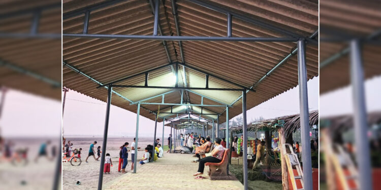 आक्षी समुद्रकिनारी निवारा शेडची विद्युत रोषणाई