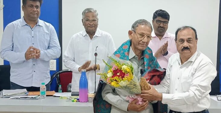 बळवंत वालेकरांचा आदर्शकडून सत्कार