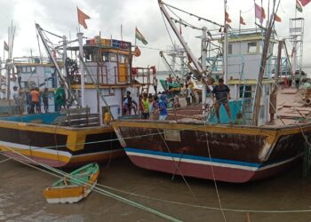 मच्छिमार सापडला संकटात