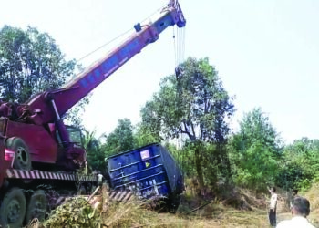 ऑईलने भरलेल्या कंटेनरला अपघात