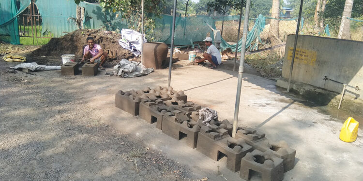 ग्रामीण भागात घरोघरी मातीच्याच चुली