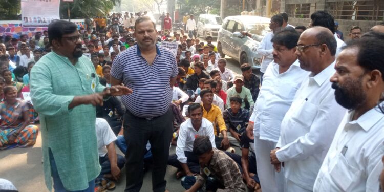 आदिवासी ढोर न्हाय, माणुस हाय