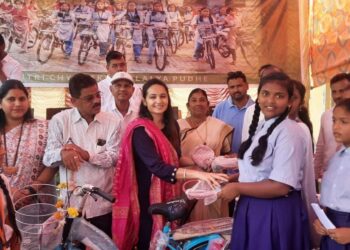 एकदरामध्ये चष्मे व सायकल वाटप