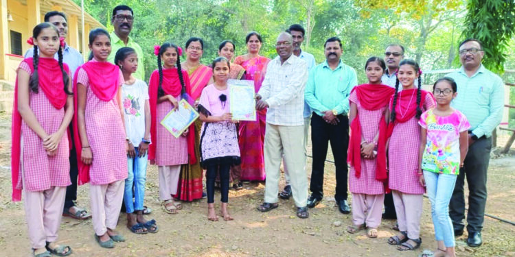 गायन स्पर्धेत कुर्डूसच्या विद्यार्थीनींची बाजी