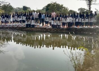 किरवली येथे श्रमदानातून बांधला बंधारा