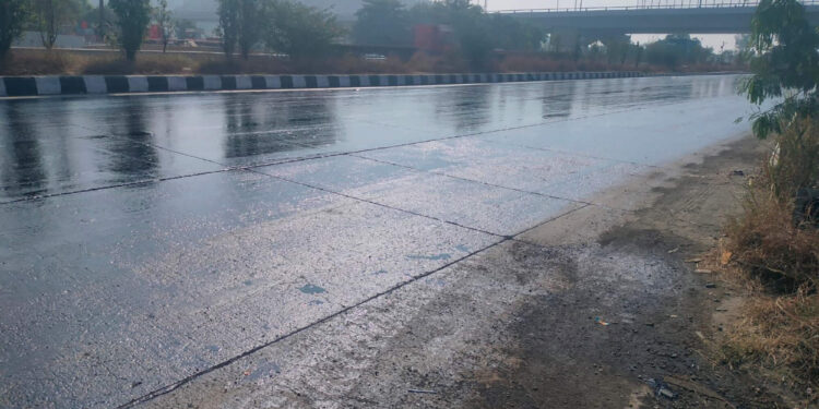 शिवडी-न्हावा सीलिंकवर ऑईलचा टँकर पलटी