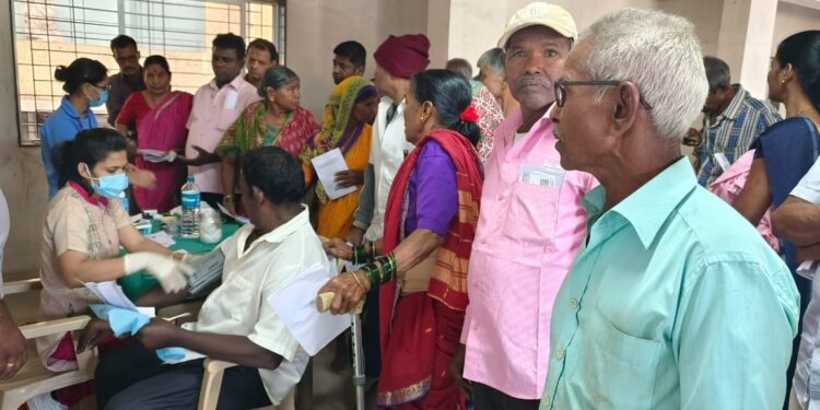 मोफत नेत्र शिबिरात 160 रुग्णांची तपासणी, 75 रुग्णांवर शस्त्रक्रिया