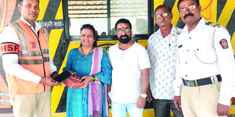 रिक्षातून खाली पडलेली पर्स केली महिलेच्या स्वाधीन