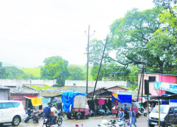 आमराईतील विद्युत खांब धोकादायक