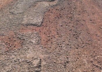 खड्डेमय रस्त्यांमुळे चालकांची कसरत