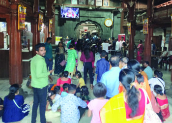 पर्यटकांच्या वाहनांमुळे वाहतुकीचा प्रश्न ऐरणीवर