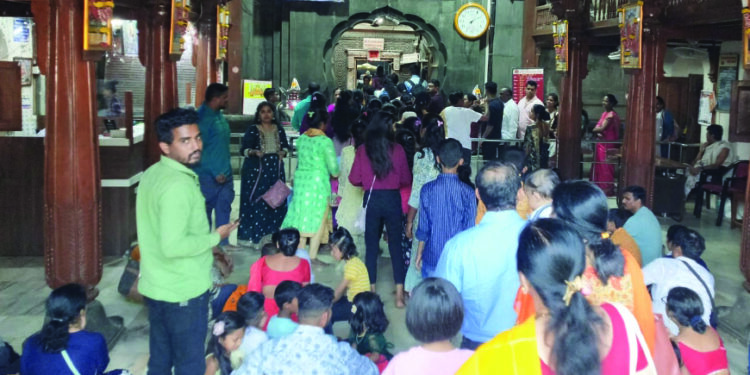 पर्यटकांच्या वाहनांमुळे वाहतुकीचा प्रश्न ऐरणीवर