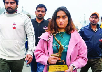 कुस्तीपटू विनेशने पुरस्कारांना कर्तव्यपथावर सोडलं